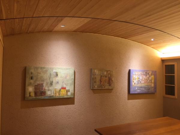 カルメン・ヤコバの絵と、ケース・オーエンスの石彫