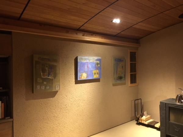 カルメン・ヤコバの絵と、ケース・オーエンスの石彫