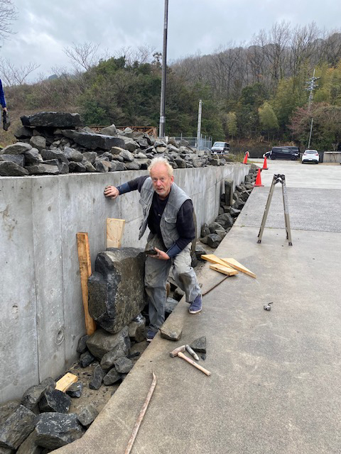 入り口の土留め工事にデザインを